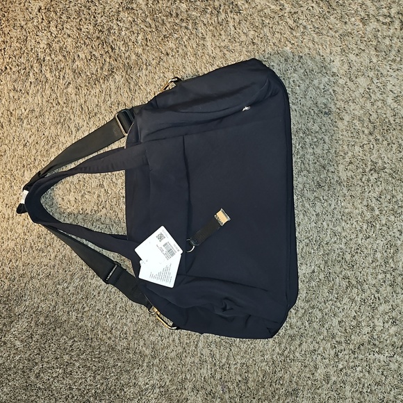 lululemon athletica Handbags - Lululemon On My Level Barrel Duffle!! BLK/GOLD! Nwts, Beautiful Bag!!